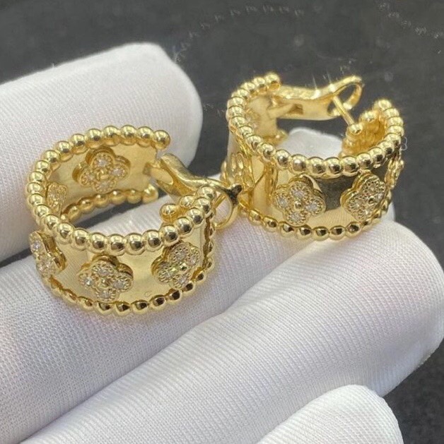 BÔNG TAI VAN CLEEF & ARPELS HOOP EARRINGS CLOVERS GOLD 18K YELLOW GOLD