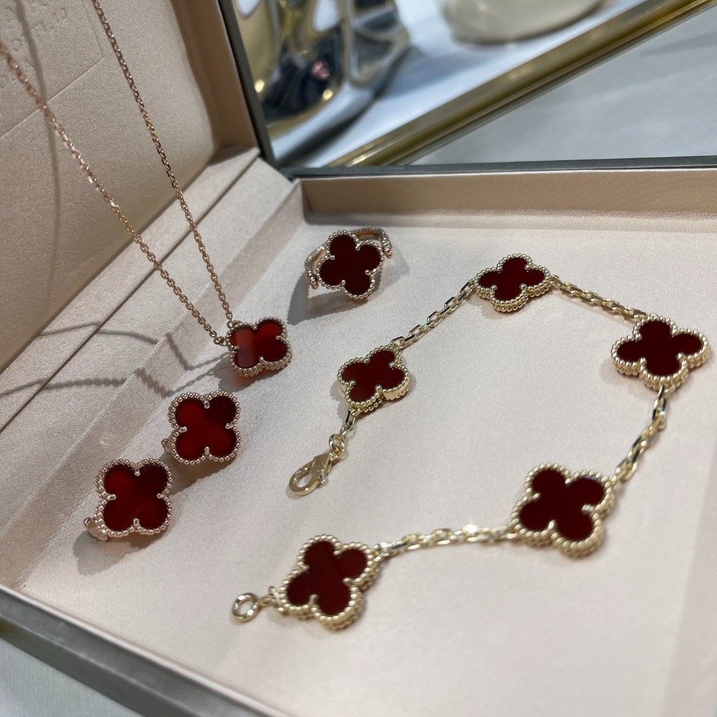 LẮC TAY VAN CLEEF & ARPELS RED CARNELIAN ĐÁ MÃ NÃO ĐỎ