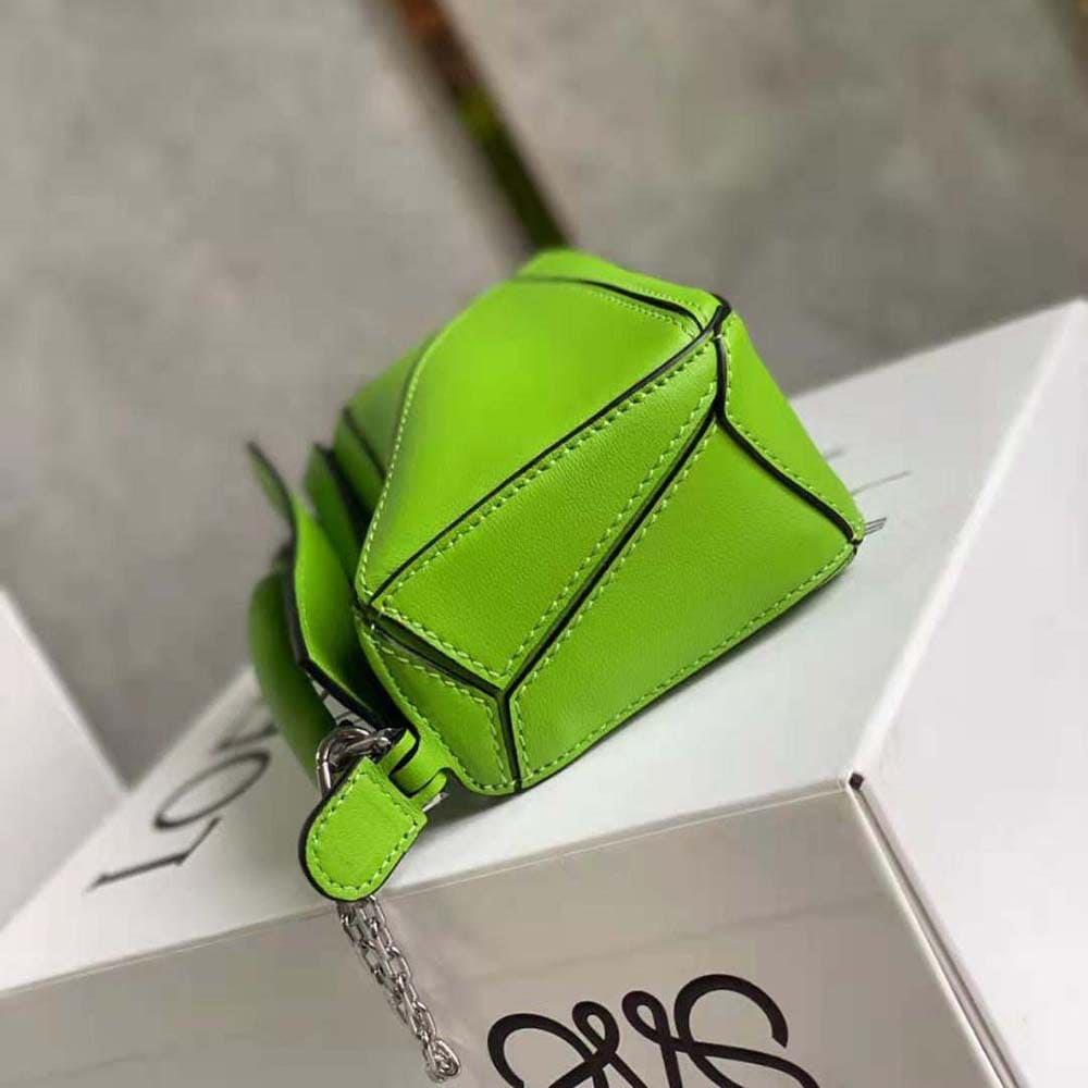 TÚI LOEWE Puzzle Bag bằng da bê cổ điển màu xanh lá cây