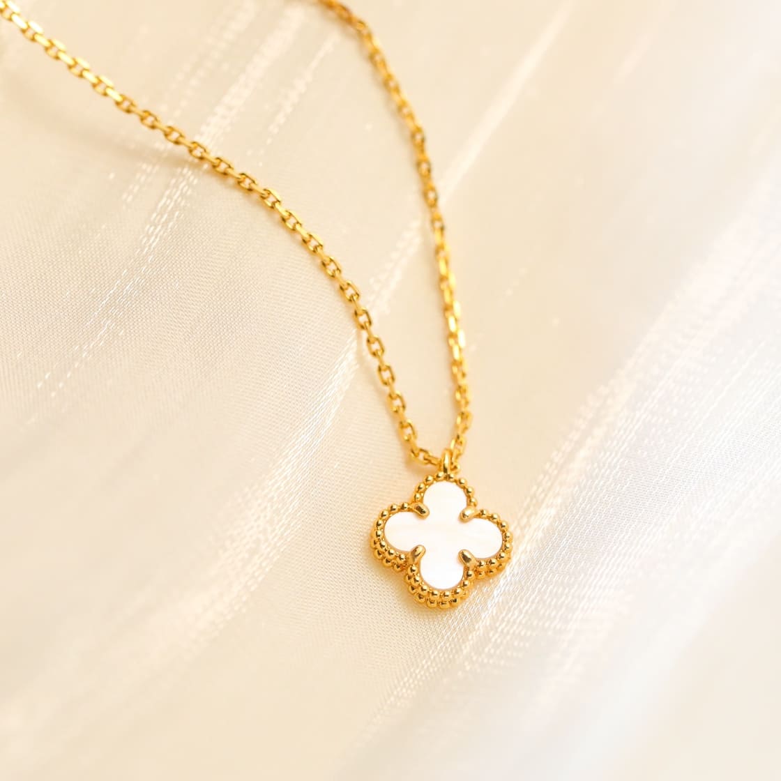 Vòng cổ Van Cleef & Arpels ngọc trai vàng vàng 18K  (Liên hệ để biết giá)