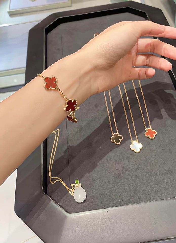 Vòng tay Van Cleef & Arpels Carnelian vàng hồng 18K