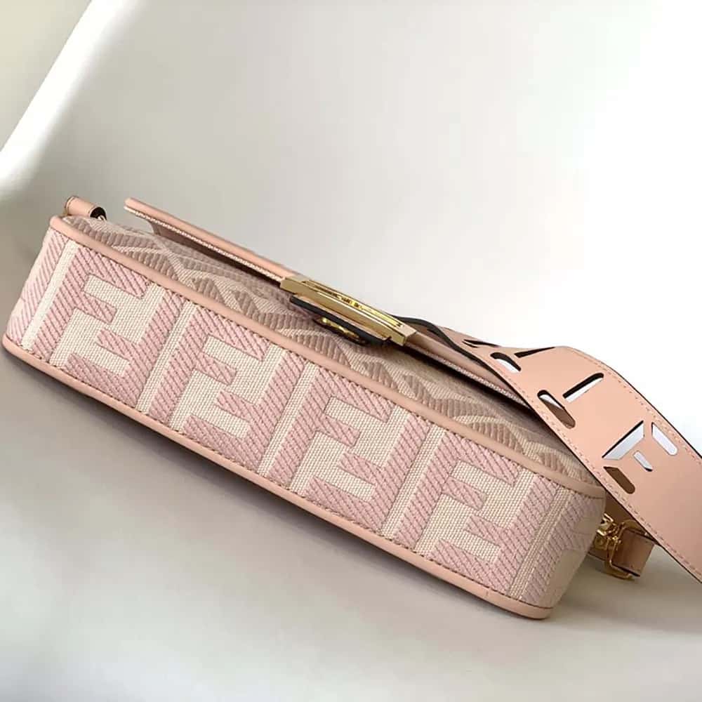 TÚI Fendi Women Baguette màu hồng nhạt denim thêu họa tiết FF