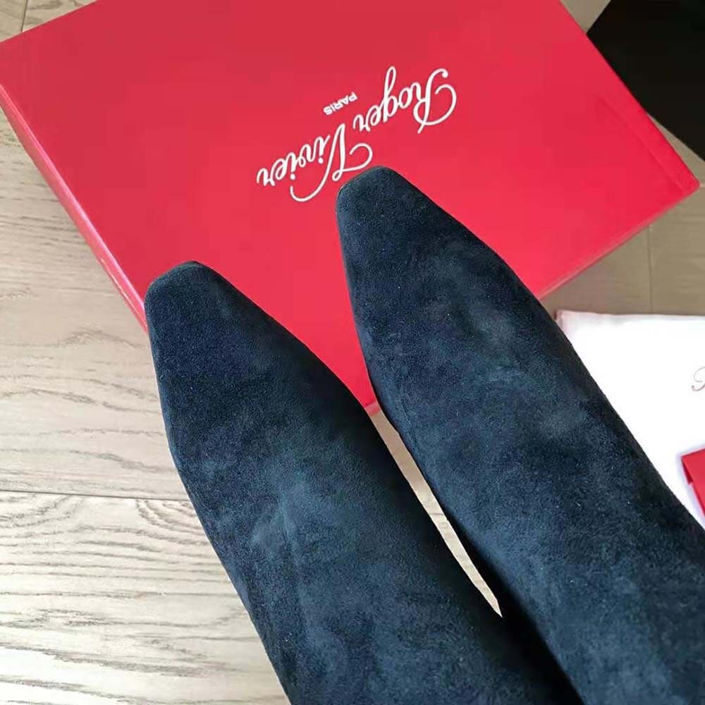 GIÀY Roger Vivier Women Viv’ Choc Metal Buckle Booties in Suede-Black