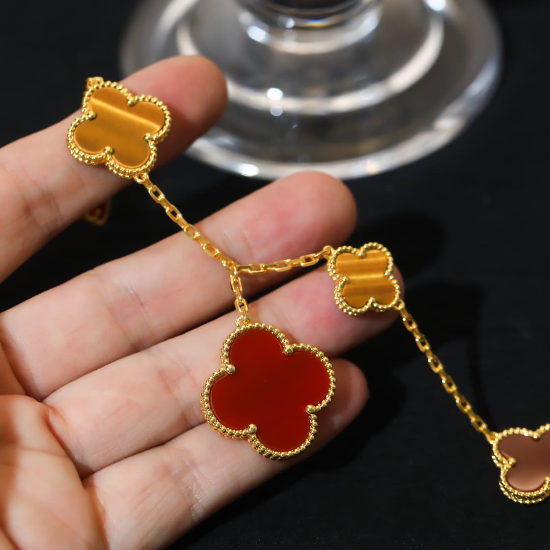 Lắc tay Van Cleef & Arpels đá Carnelian và đá mắt hổ vàng hồng 18K  (Liên hệ để biết giá)