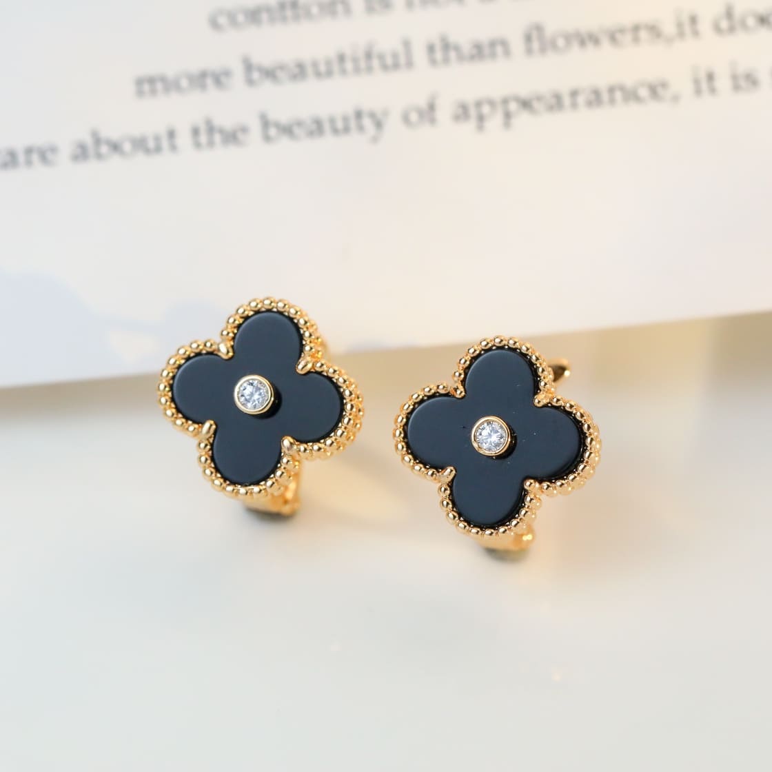 Bông tai Van Cleef & Arpels đá Onyx vàng hồng 18K  (Liên hệ để biết giá)