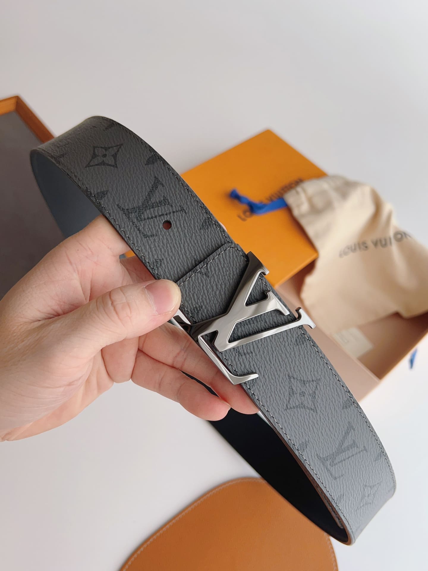 DÂY LƯNG LOUIS VUITTON GRAY MONOGRAM LEATHER Khóa bạc