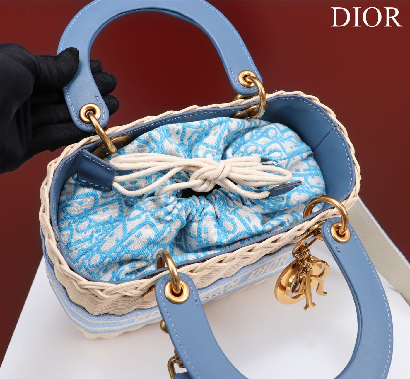 TÚI Dior Women Medium Lady Dior Bag Natural Wicker and Light Blue Dior Oblique Jacquard dệt tay bằng liễu gai