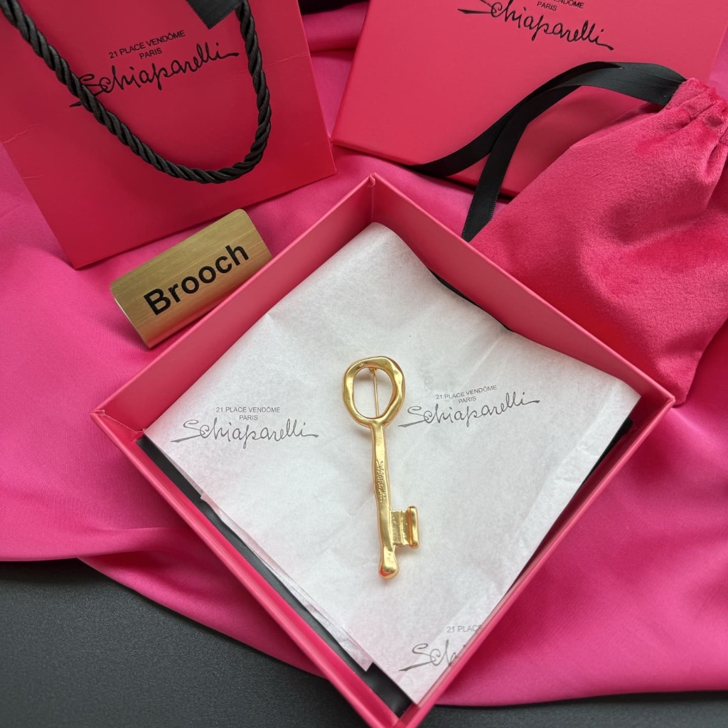 TRÂM CÀI ÁO SCHIAPARELLI PARIS HÌNH CHIẾC KHÓA