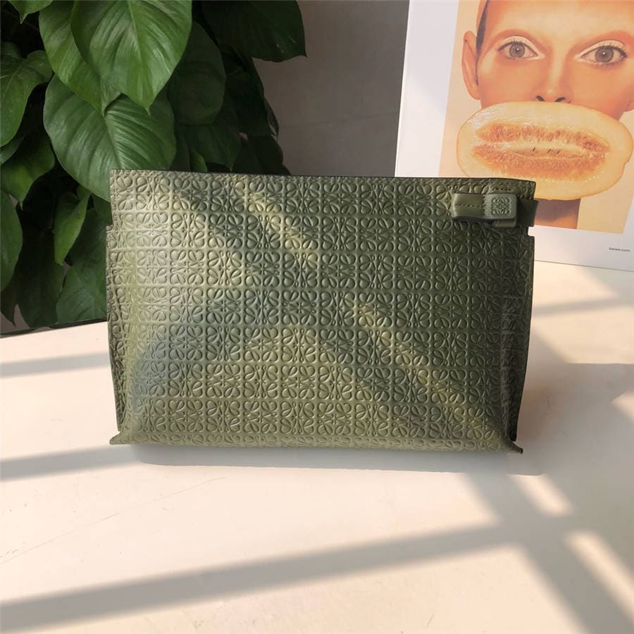 Túi LOEWE new embossed leather T-Pouch clutch Green