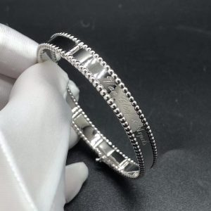 Vòng tay Van Cleef & Arpels Perlée nguyên khối vàng trắng 18K