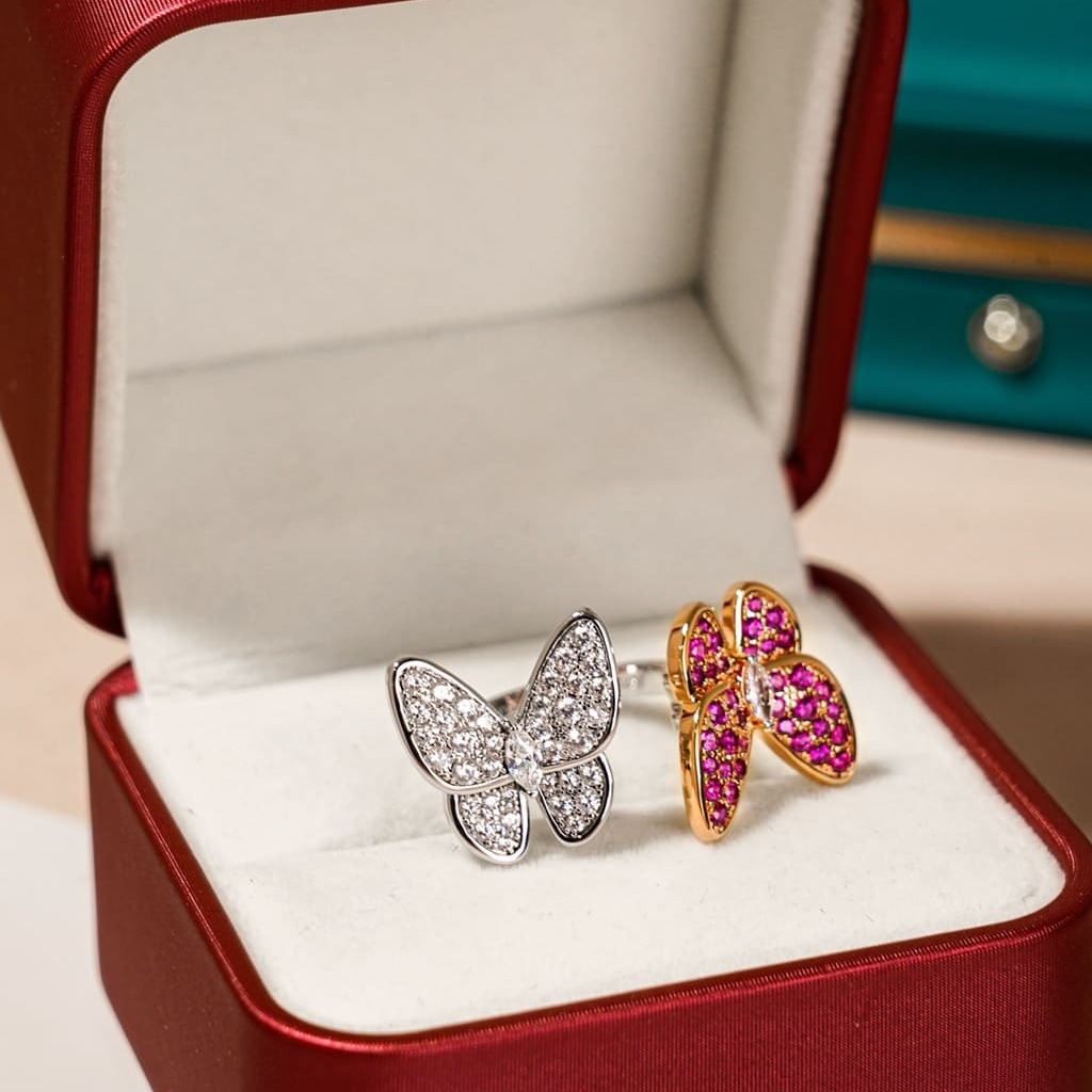 Nhẫn Van Cleef & Arpels Butterfly kim cương và sapphire hồng vàng vàng trắng 18K  (Liên hệ để biết giá)