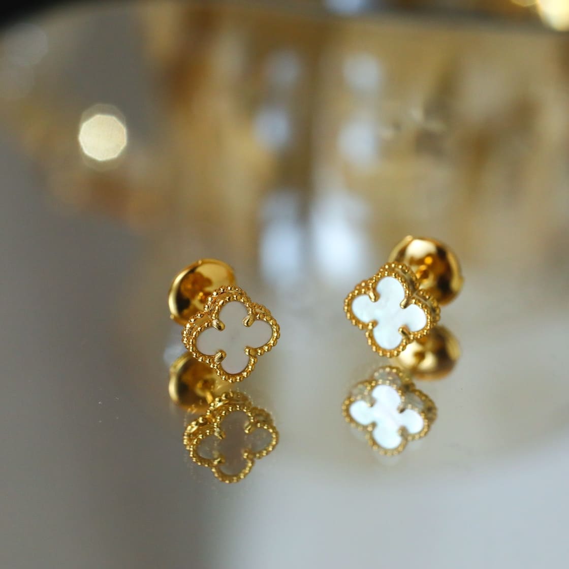 Bông tai Van Cleef & Arpels ngọc trai vàng hồng 18K  (Liên hệ để biết giá)