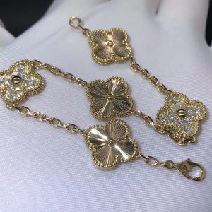 Vòng tay Van Cleef & Arpels Vintage Alhambra Diamond-Paved Guilloche vàng vàng 18K
