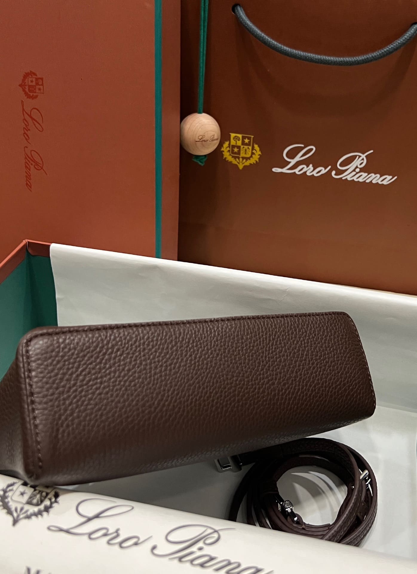 TÚI Loro Piana Women Extra bằng da bê màu nâu đậm