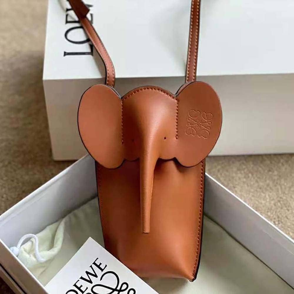 TÚI LOEWE Elephant Pocket bằng da bê cổ điển màu nâu