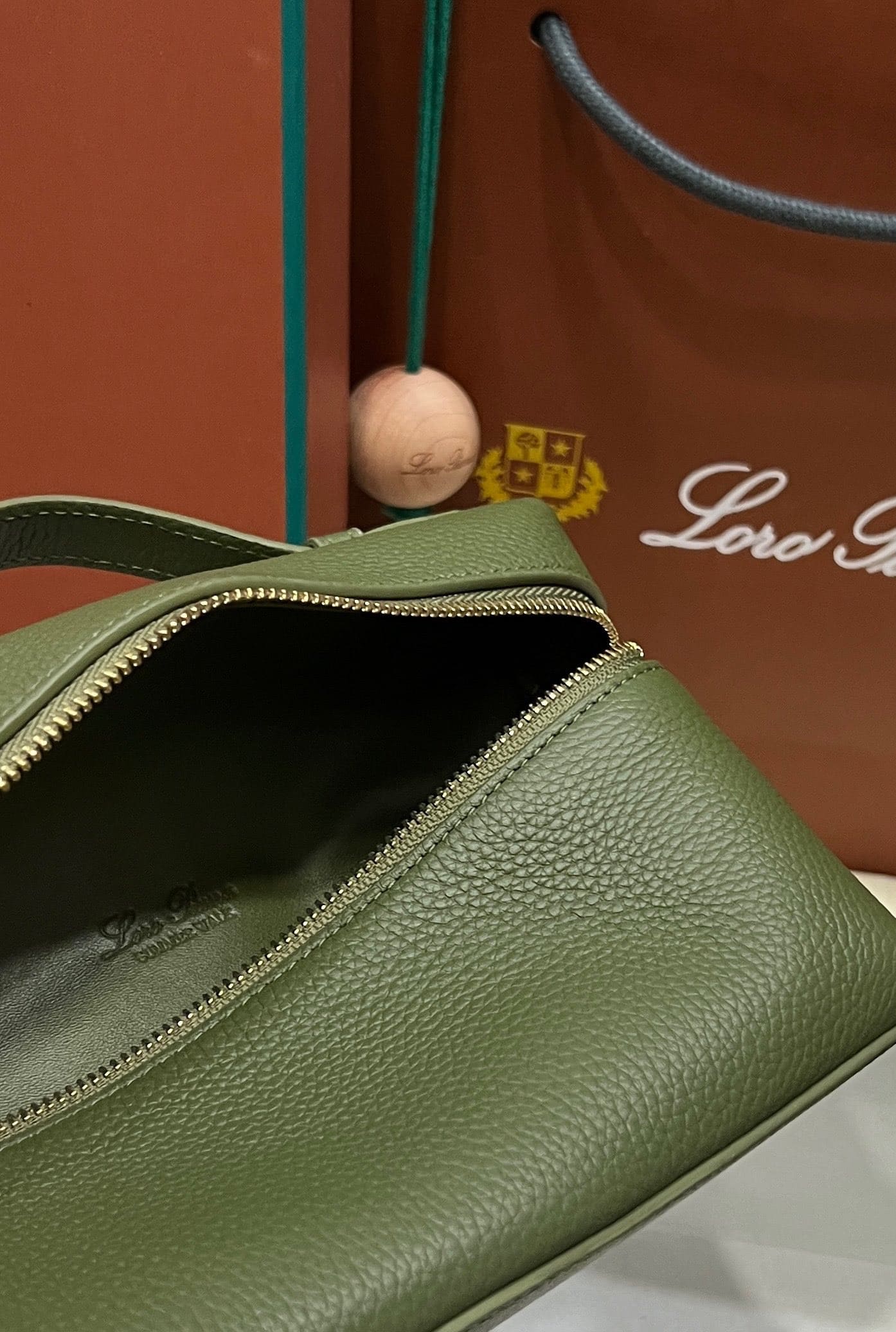 TÚI Loro Piana Women Extra bằng da bê màu xanh Olive