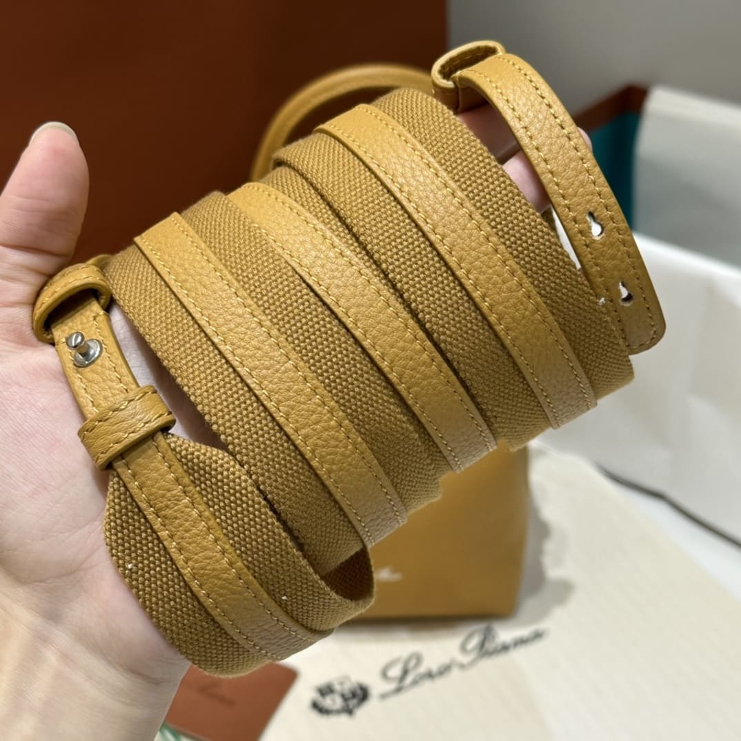 TÚI Loro Piana Bale Micro bằng da bê màu nâu