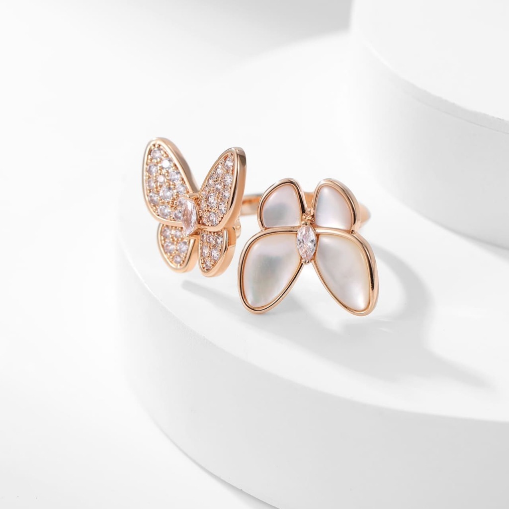 Nhẫn Van Cleef & Arpels Butterfly ngọc trai vàng hồng 18K  (Liên hệ để biết giá)