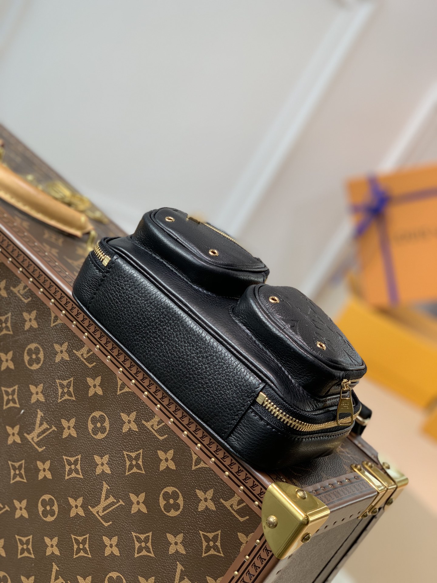 TÚI LOUIS VUITTON UTILITY CROSSBODY Messenger Bag