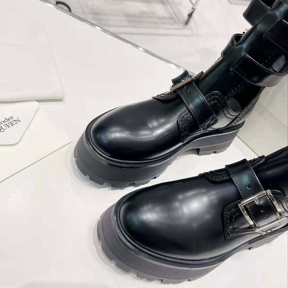 GIÀY Alexander Mcqueen Women Rave Buckle Boot in Black/Silver