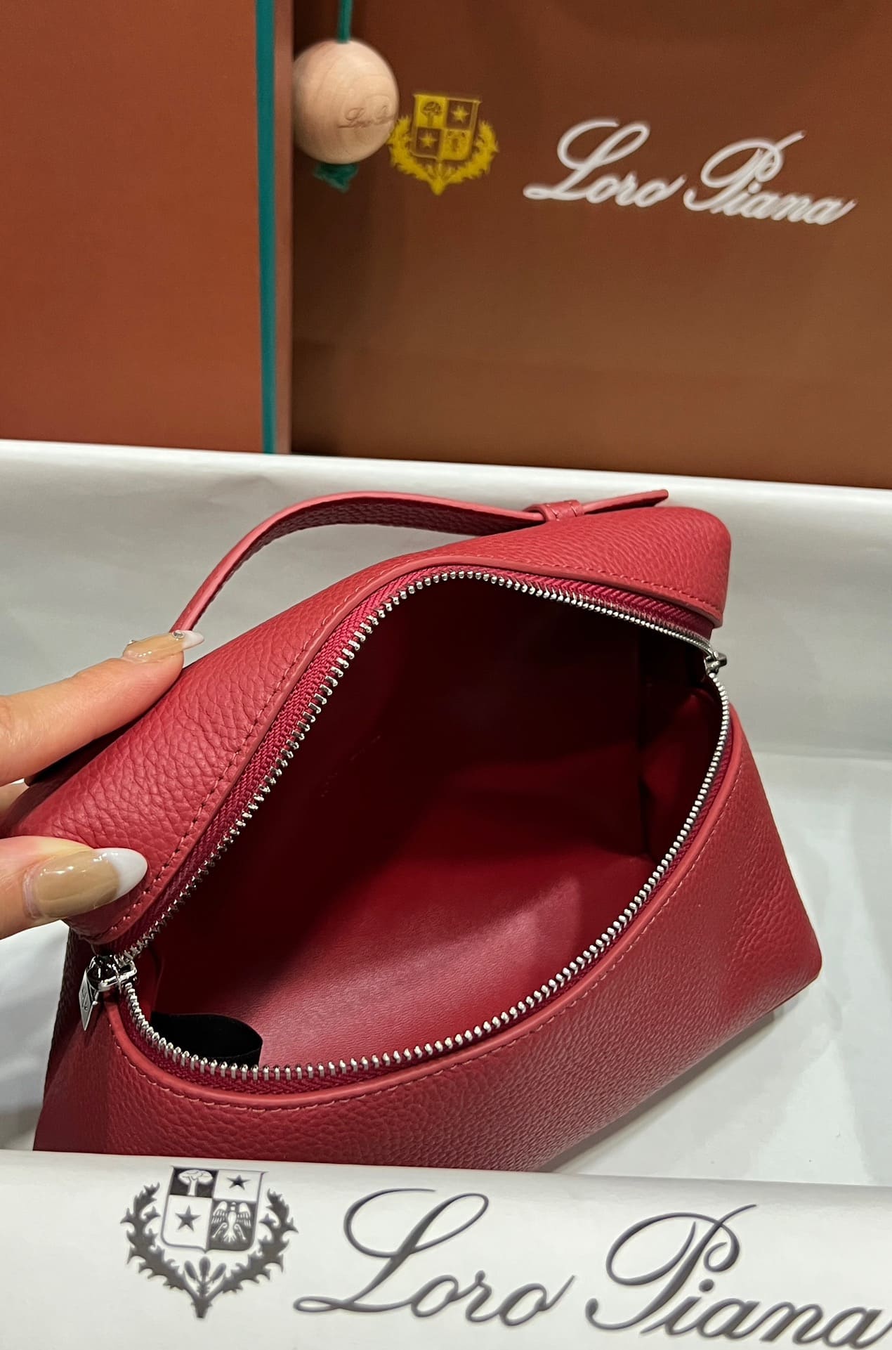 TÚI Loro Piana Women Extra bằng da bê màu đỏ