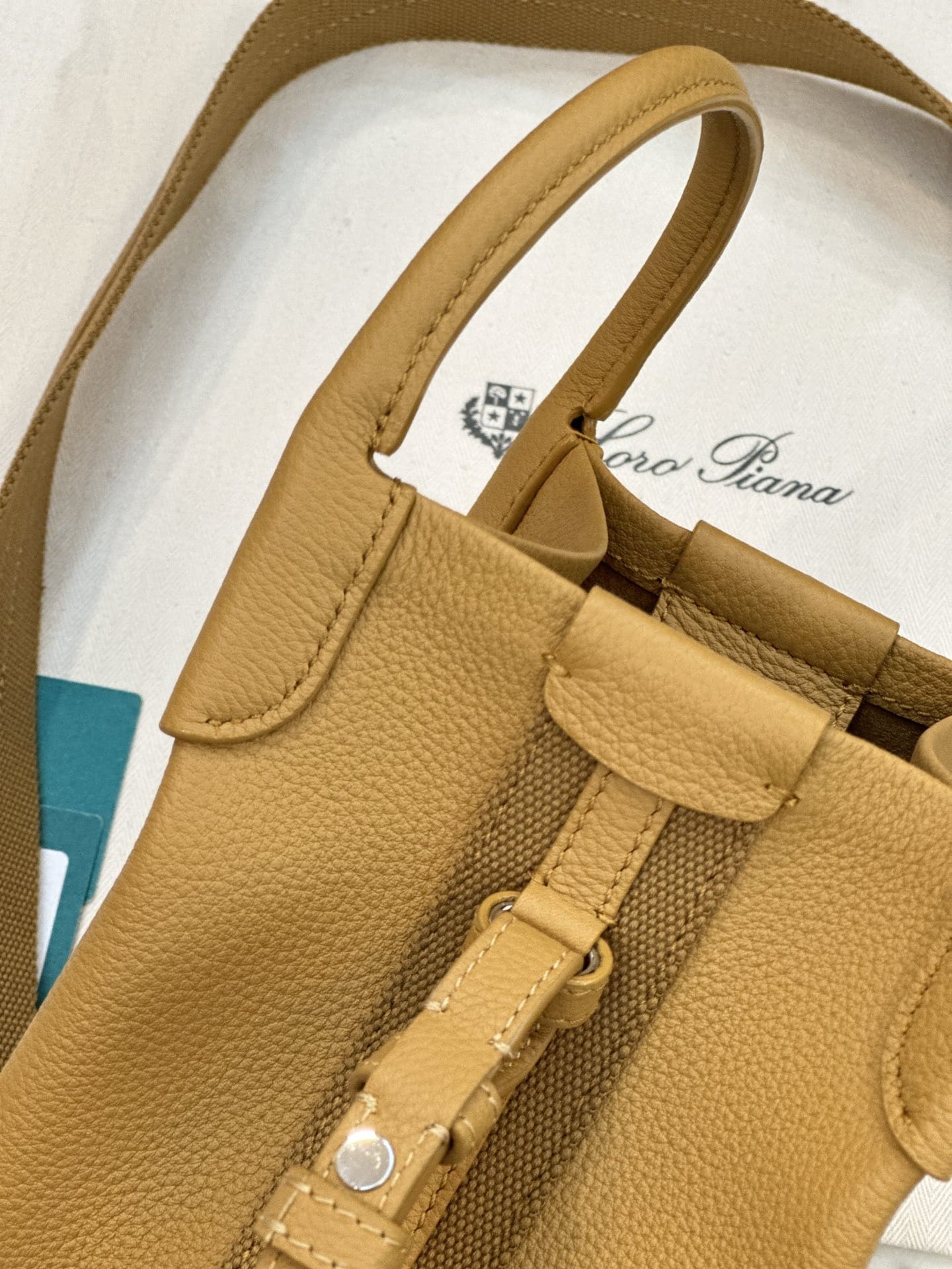 TÚI Loro Piana Bale Micro bằng da bê màu nâu
