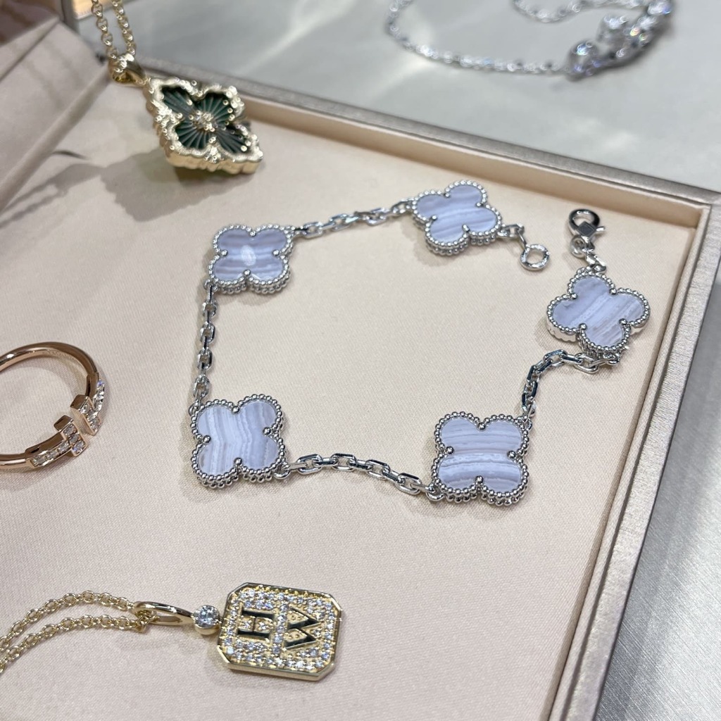 LẮC TAY VAN CLEEF & ARPELS CHALCEDONY TARO