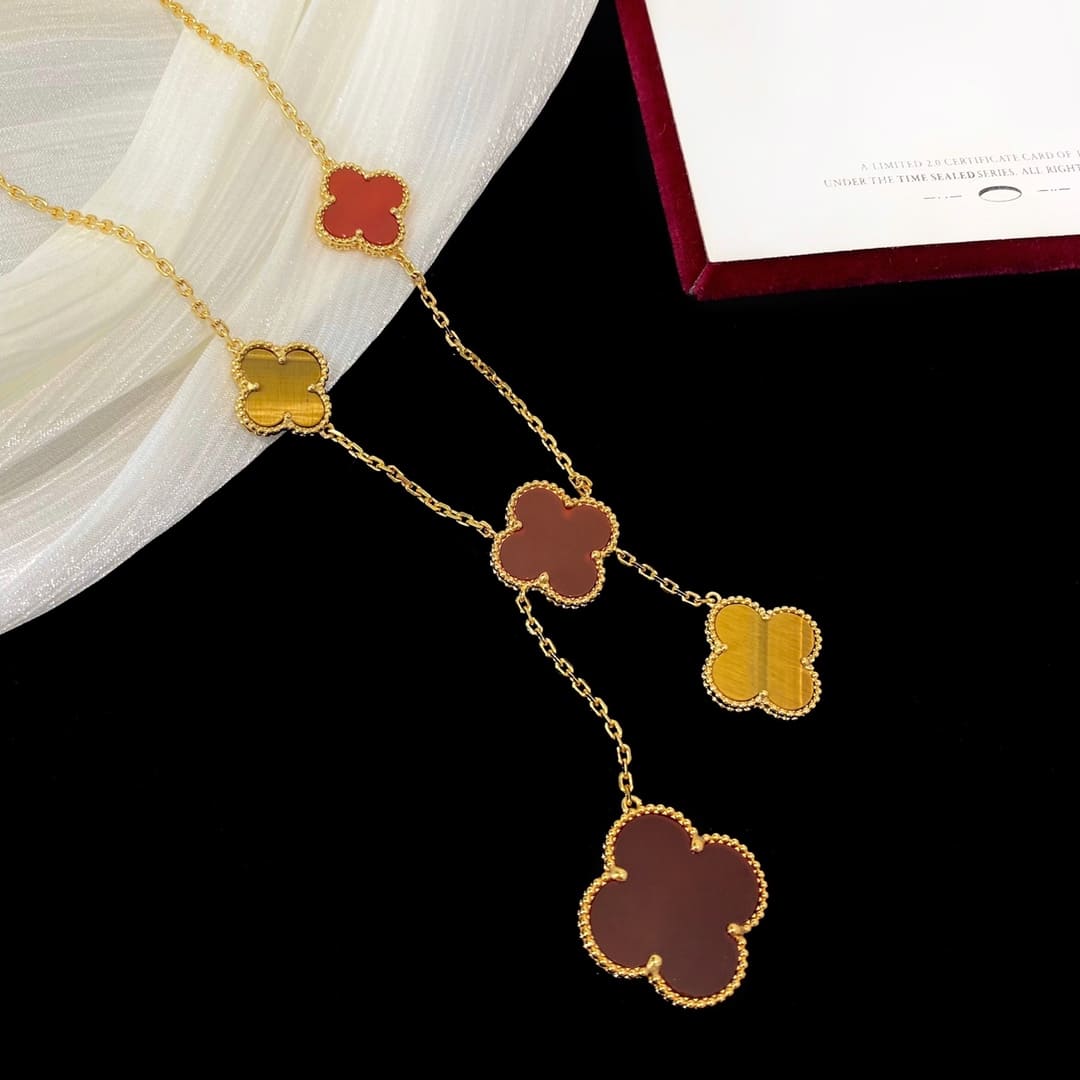 Vòng cổ Van Cleef & Arpels đá Carnelian và đá mắt hổ vàng hồng 18K  (Liên hệ để biết giá)