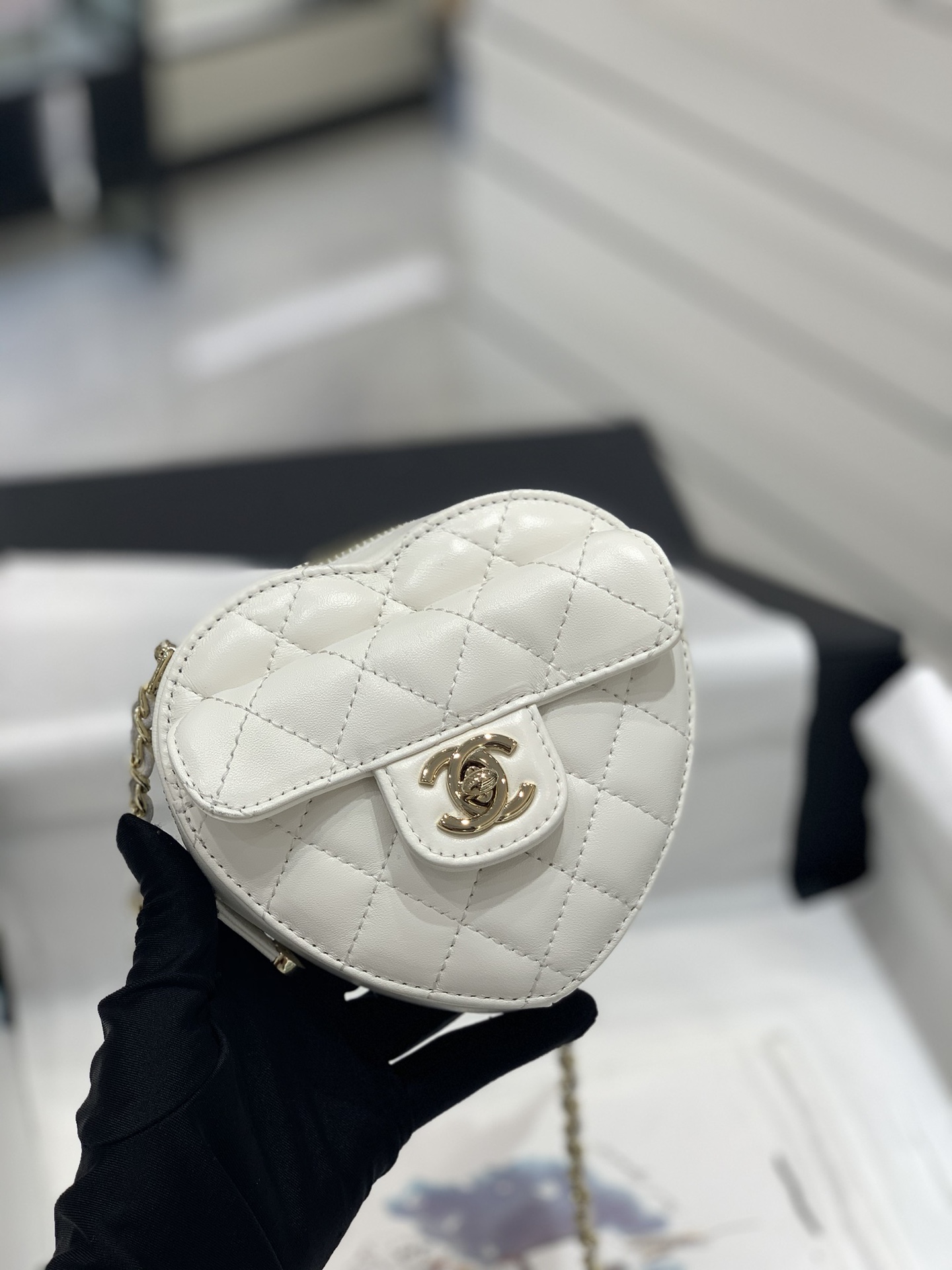 TÚI CHANEL 22S Heart White trắng da HAAS