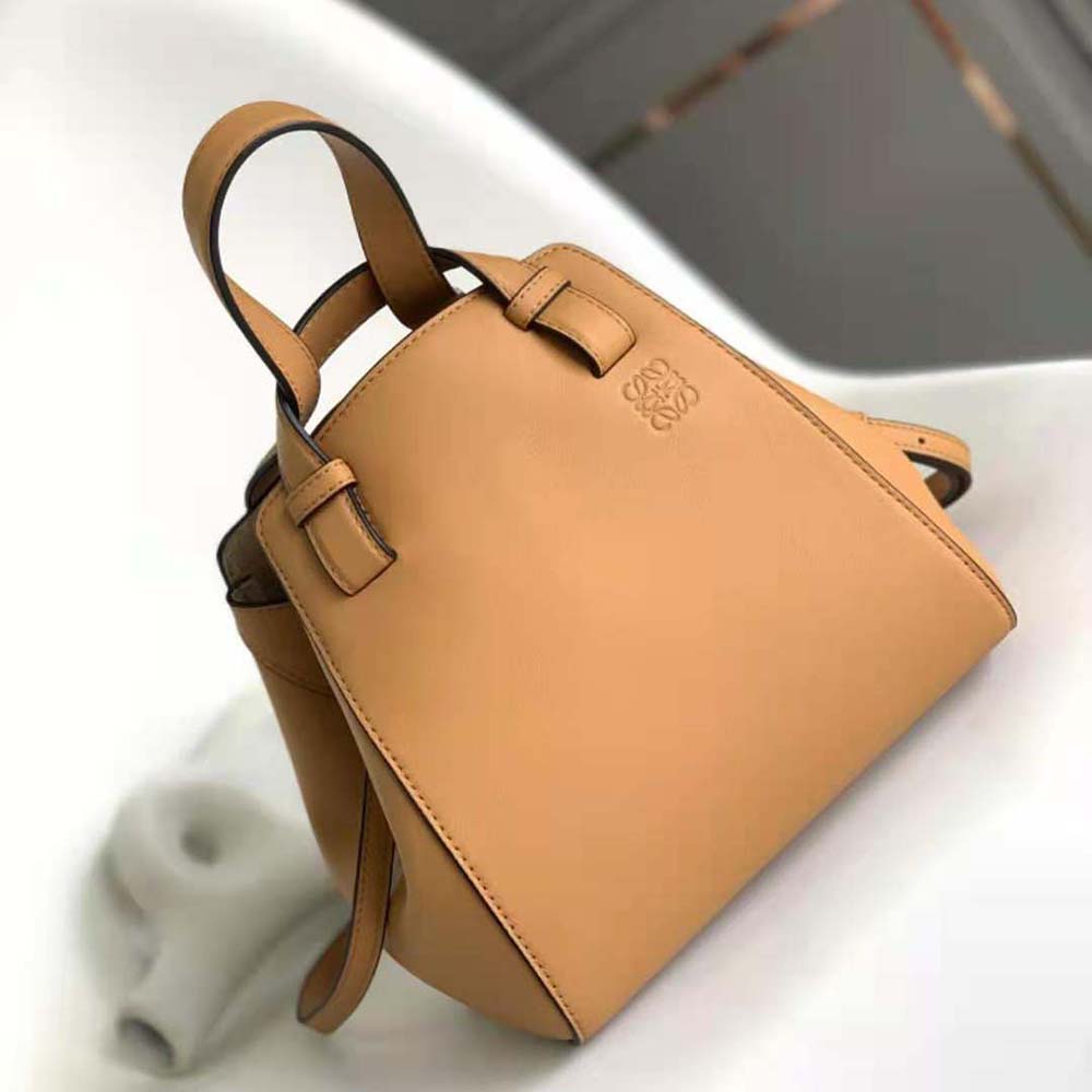 TÚI Loewe Women Hammock Nugget Bag in Nappa Calfskin-Brown