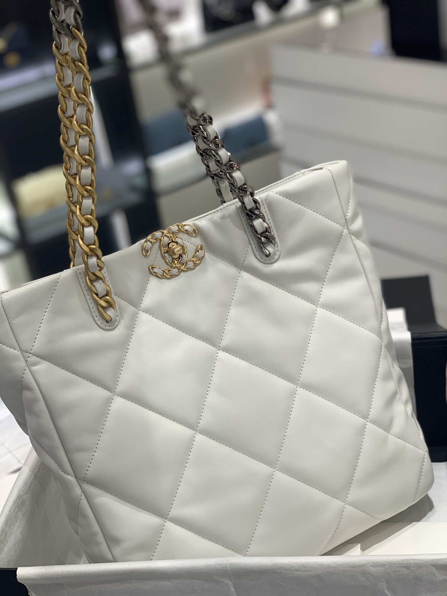 TÚI CHANEL 22B Tote Bag White Trắng Bronze logo