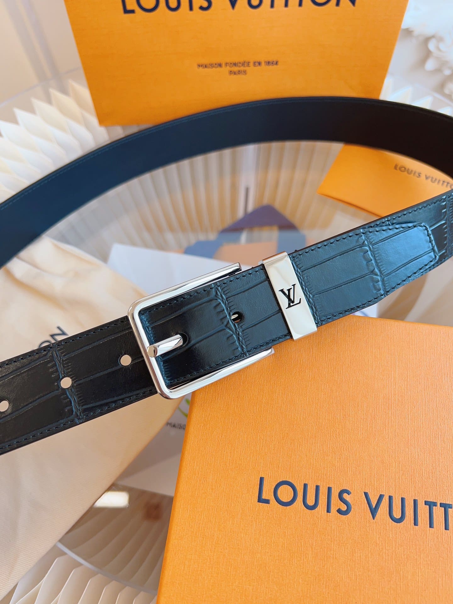 DÂY LƯNG LOUIS VUITTON BLACK CROCODILE LEATHER Da cá sấu khóa bạc