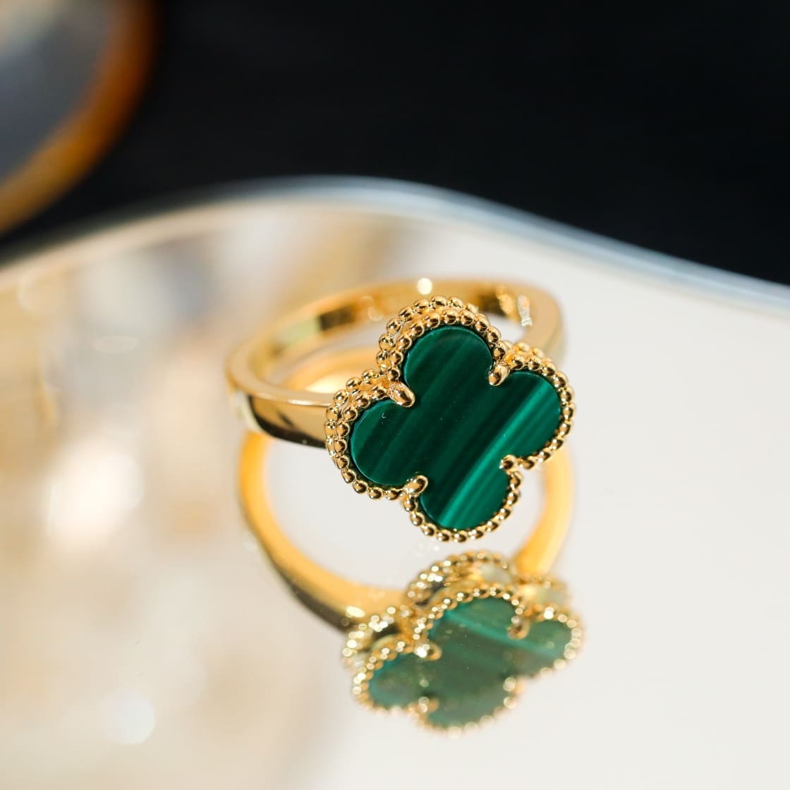 Nhẫn Van Cleef & Arpels đá lông công Malachite vàng vàng 18K  (Liên hệ để biết giá)