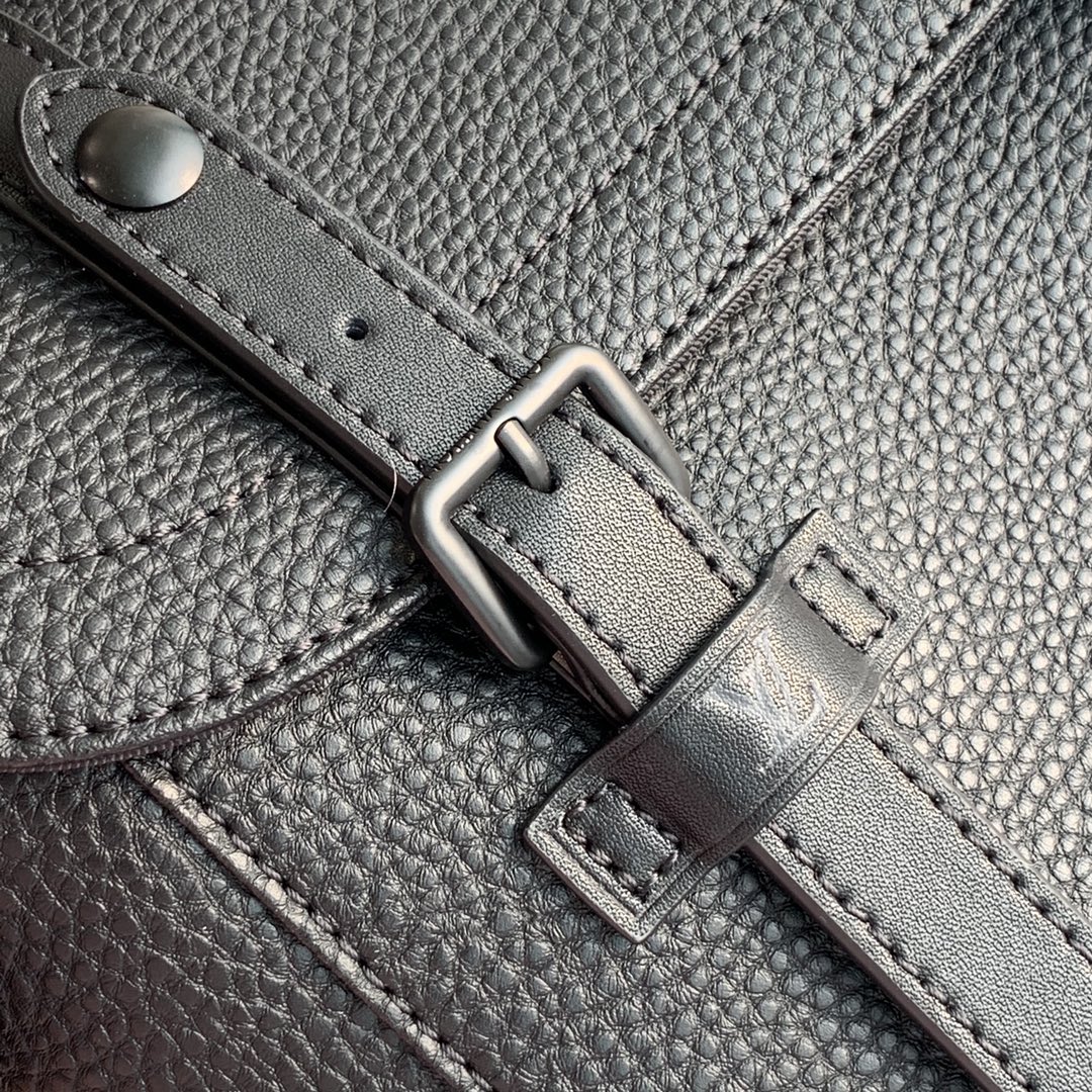 TÚI LOUIS VUITTON Christopher Taurillon Messenger Bag