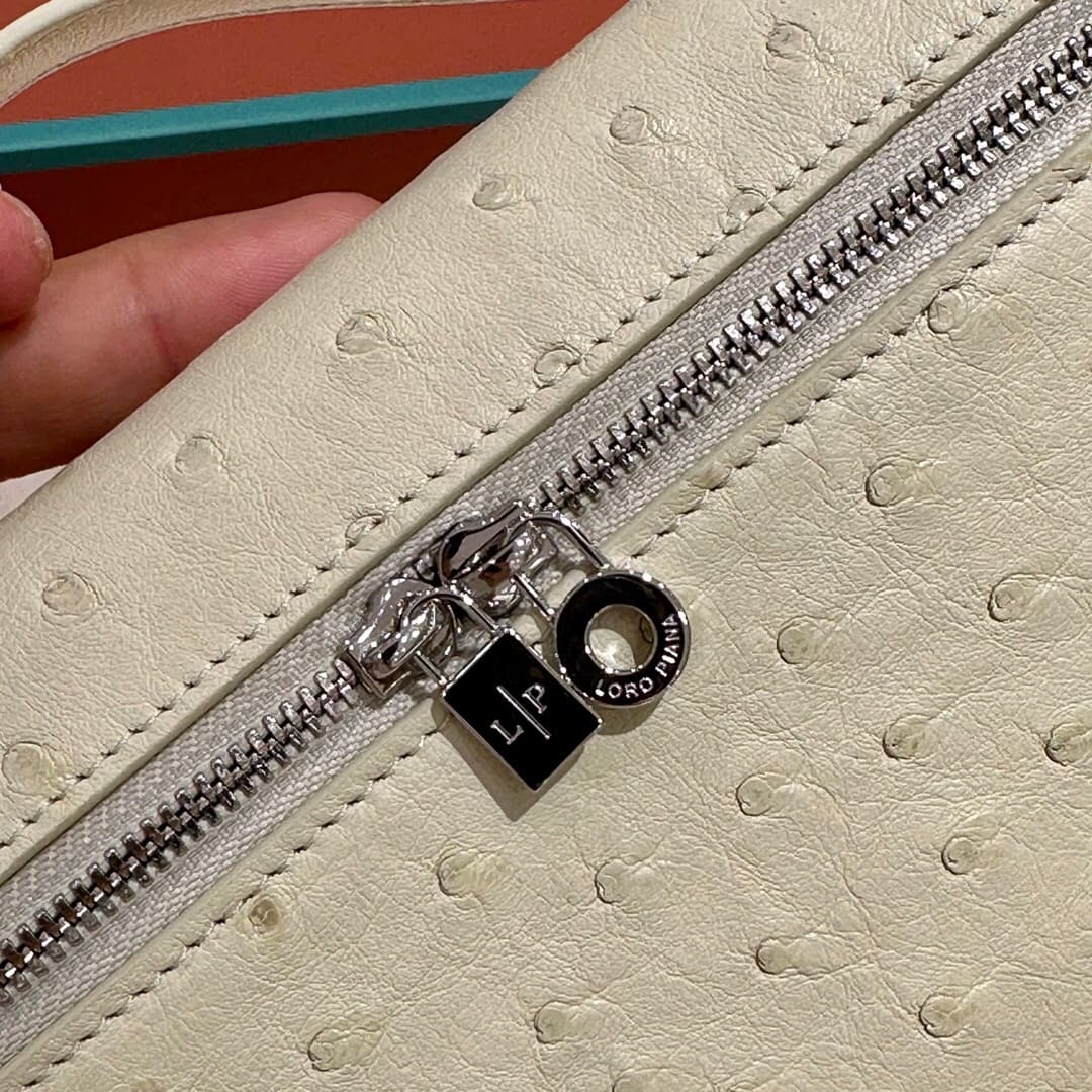 TÚI Loro Piana Women Extra Pocket L27 in Ostrich Leather White da đà điểu(Gía Liên Hệ)