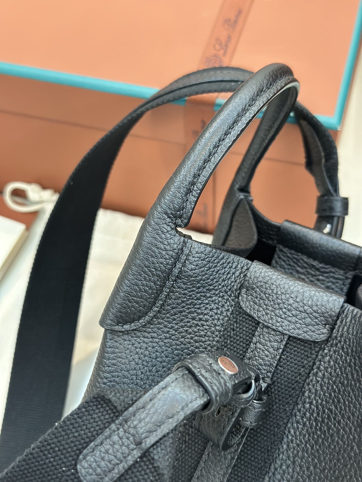 TÚI Loro Piana Bale Micro bằng da bê màu đen