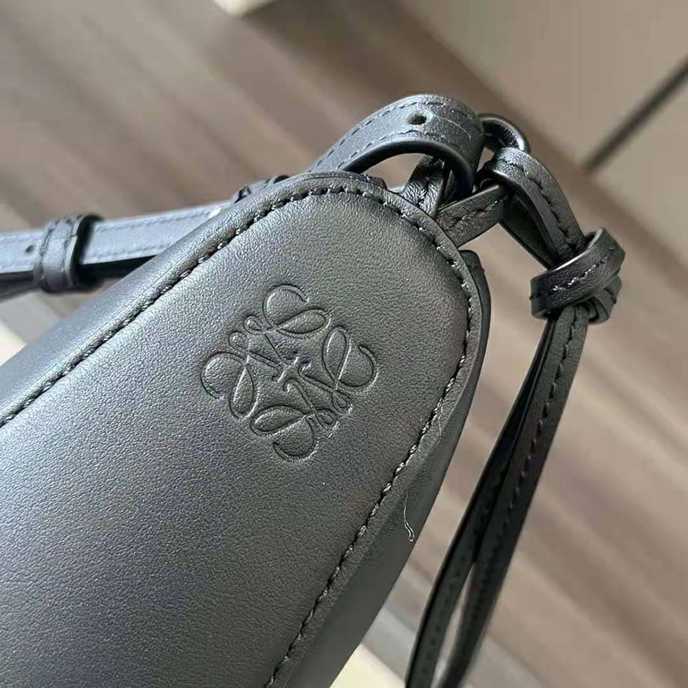 TÚI LOEWE Mini Hammock Hobo bằng da bê màu đen