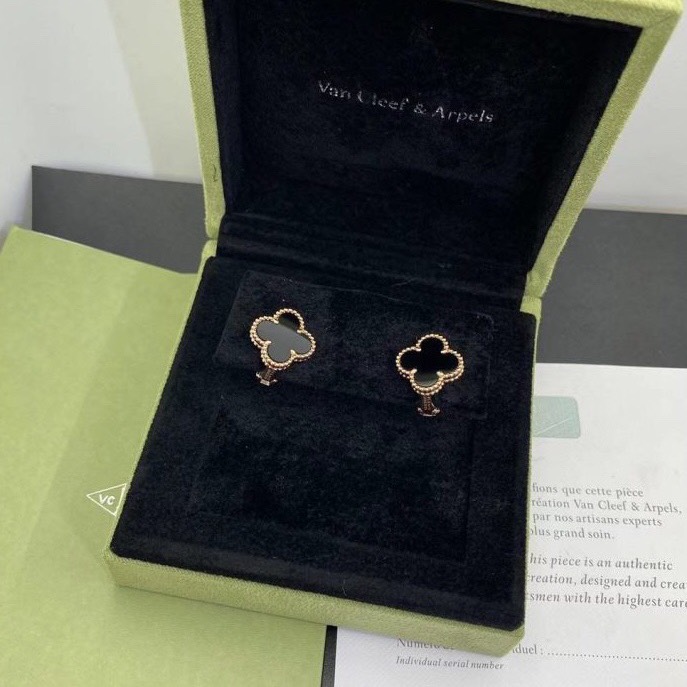 KHUYÊN TAI VAN CLEEF & ARPELS ALHAMBRA ONYX GOLD 18K YELLOW GOLD