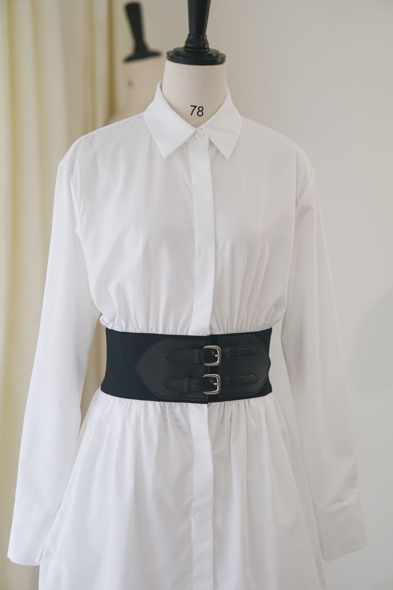 ĐẦM ALAIA WHITE WITH LEATHER BELTS High Classy