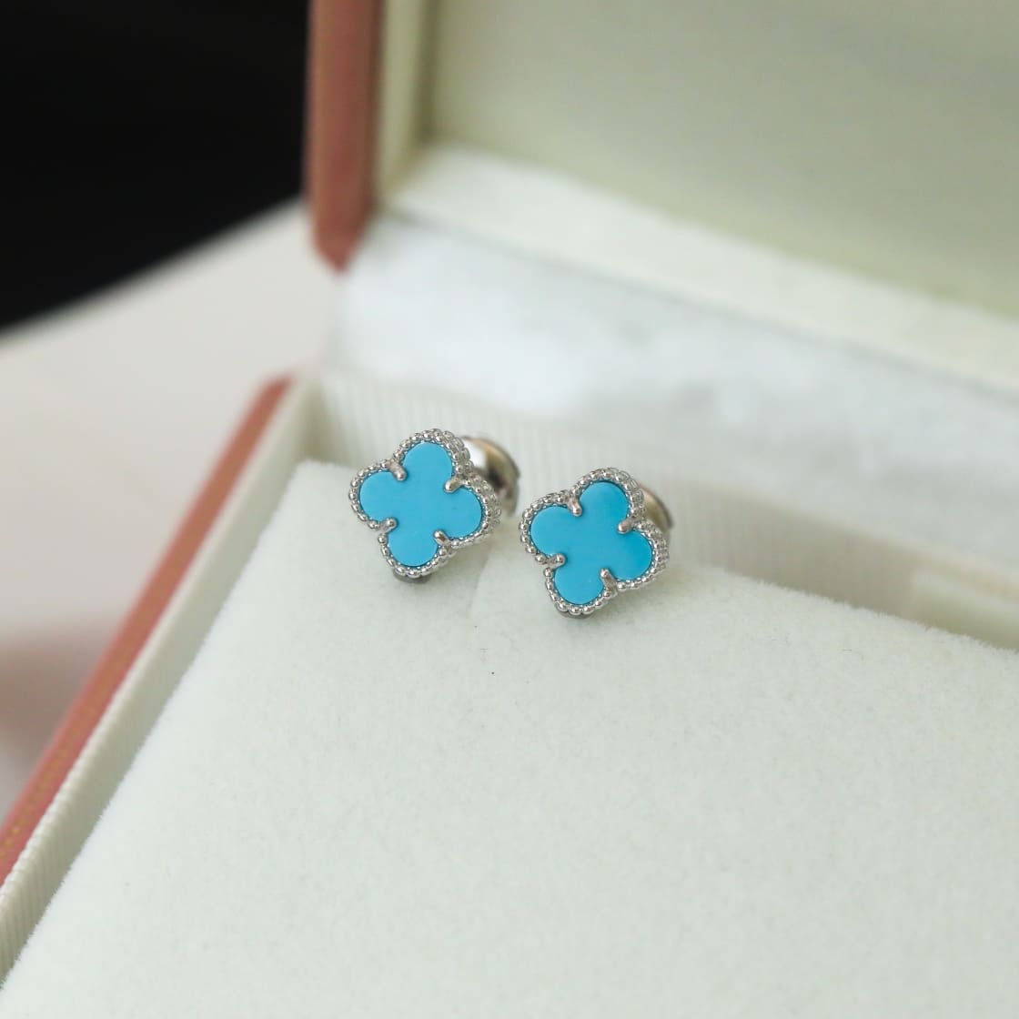 Bông tai Van Cleef & Arpels đá Turquoise vàng trắng 18K  (Liên hệ để biết giá)