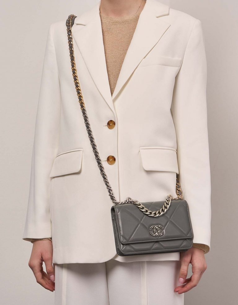 TÚI Chanel 19 Wallet On Chain Lamb Grey