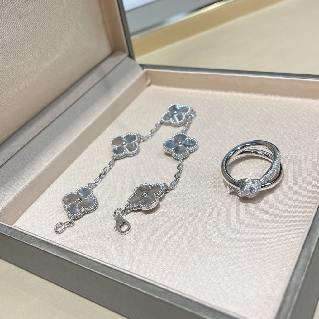 LẮC TAY VAN CLEEF & ARPELS WHITE GOLD PLATE