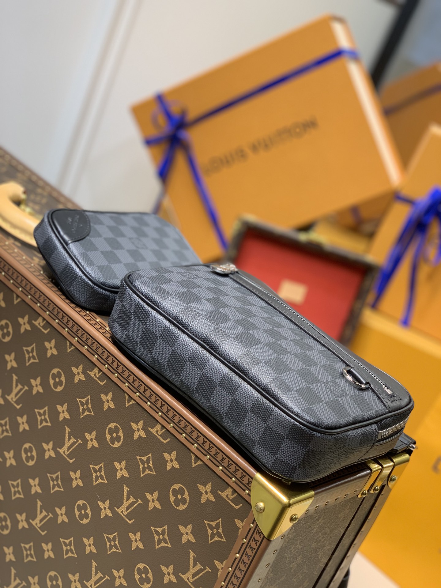 TÚI LOUIS VUITTON Scott Damier Graphite Messenger Bag