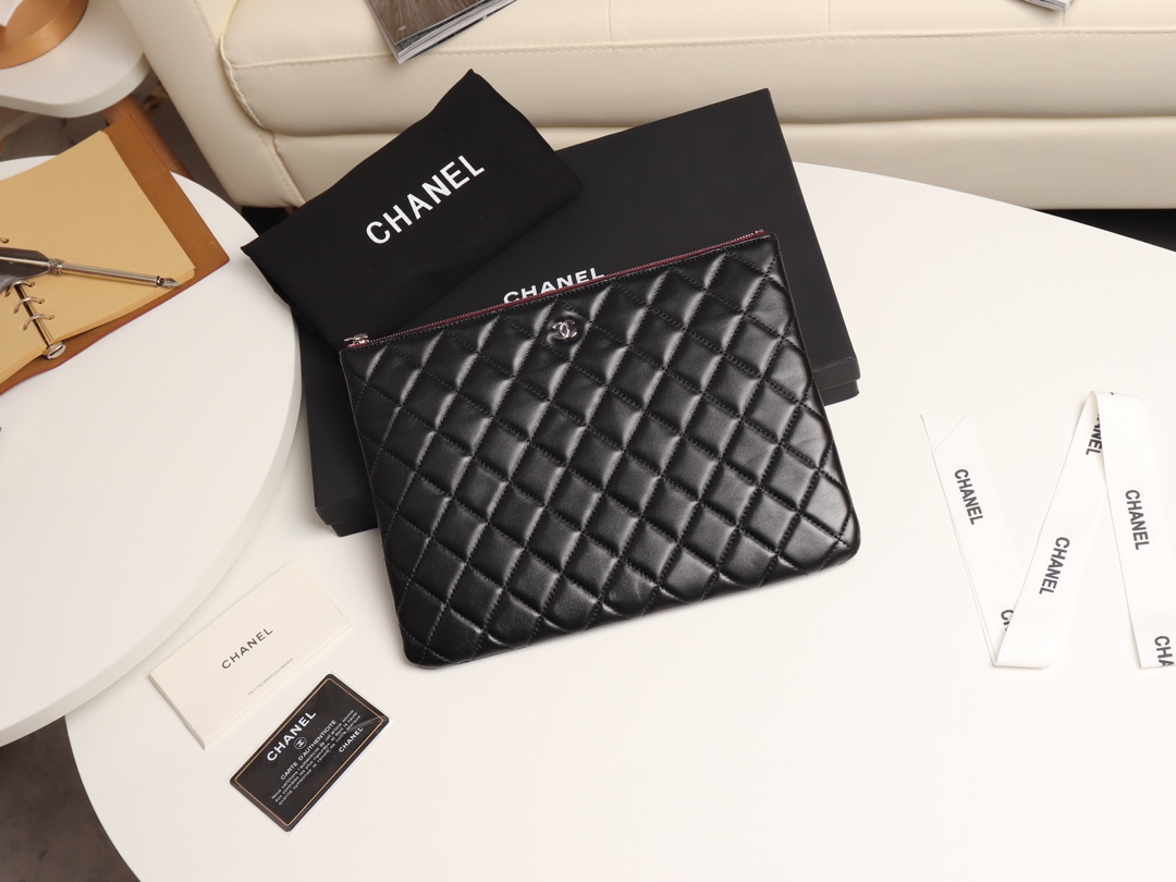 VÍ CHANEL POUCH LAMBSKIN BLACK DA HAAS