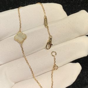 Vòng tay Van Cleef & Arpels Sweet Alhambra M.O.P xà cừ vàng vàng 18K