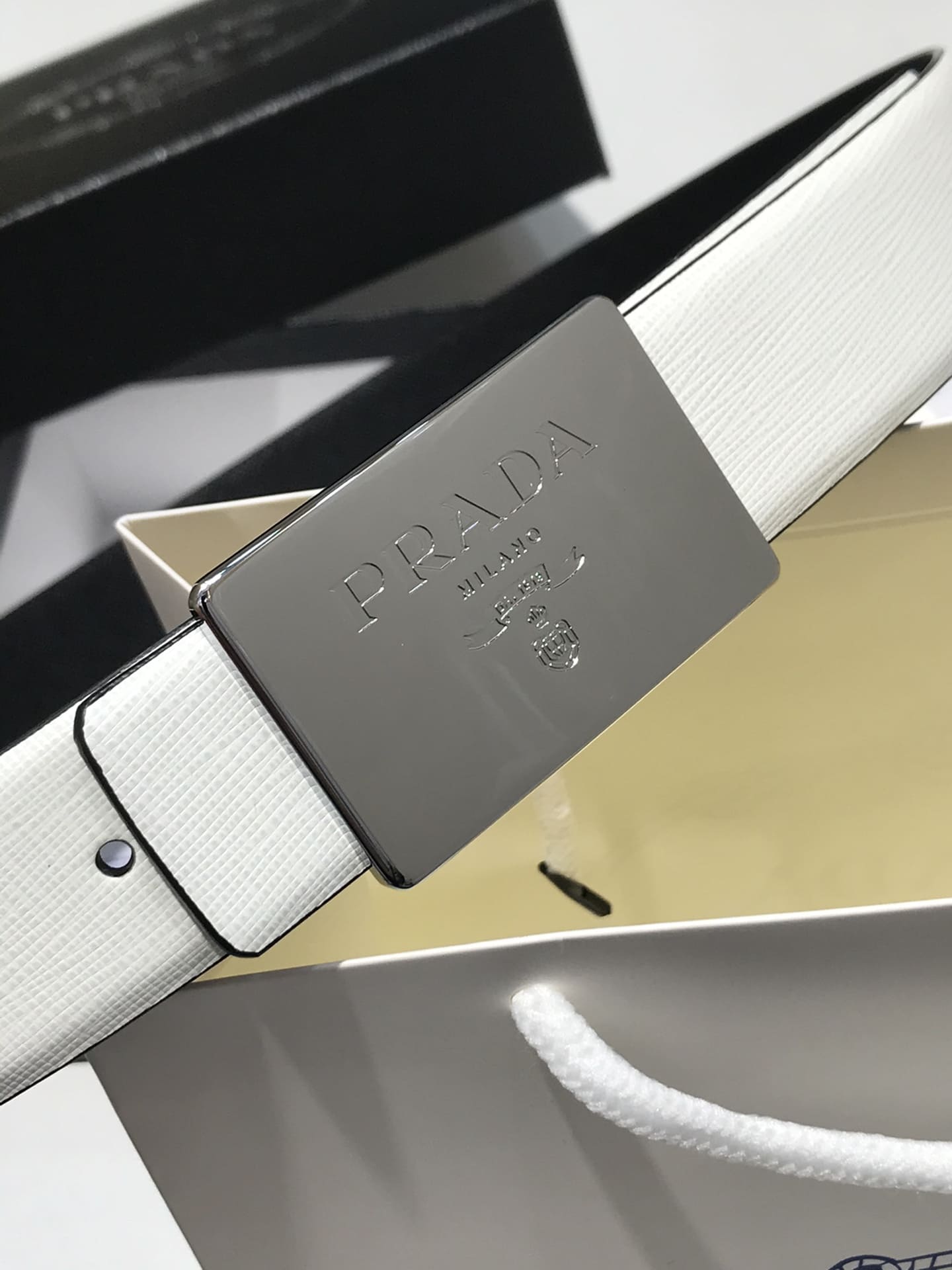 DÂY LƯNG PRADA WHITE SAFFIANO LEATHER Khóa bạc
