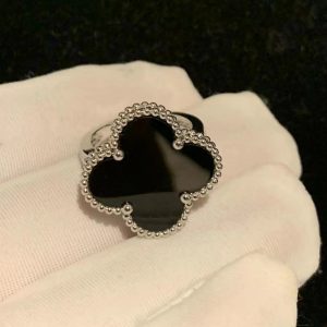 Nhẫn Van Cleef & Arpels Alhambra Onyx vàng trắng 18K