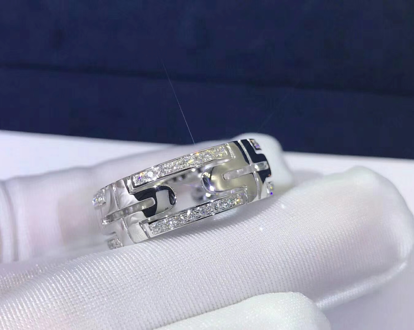 NHẪN VÀNG TRẮNG BVLGARI Parentesi 18kt White Gold Ring Diamonds