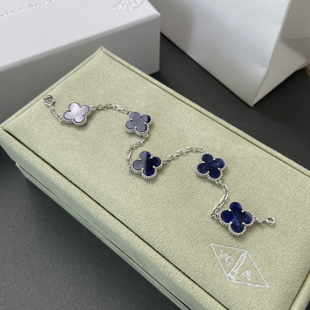 Lắc tay vàng 18K đính đá Pietersite Magic Alhambra của Van Cleef & Arpels 18K  (Liên hệ để biết giá)