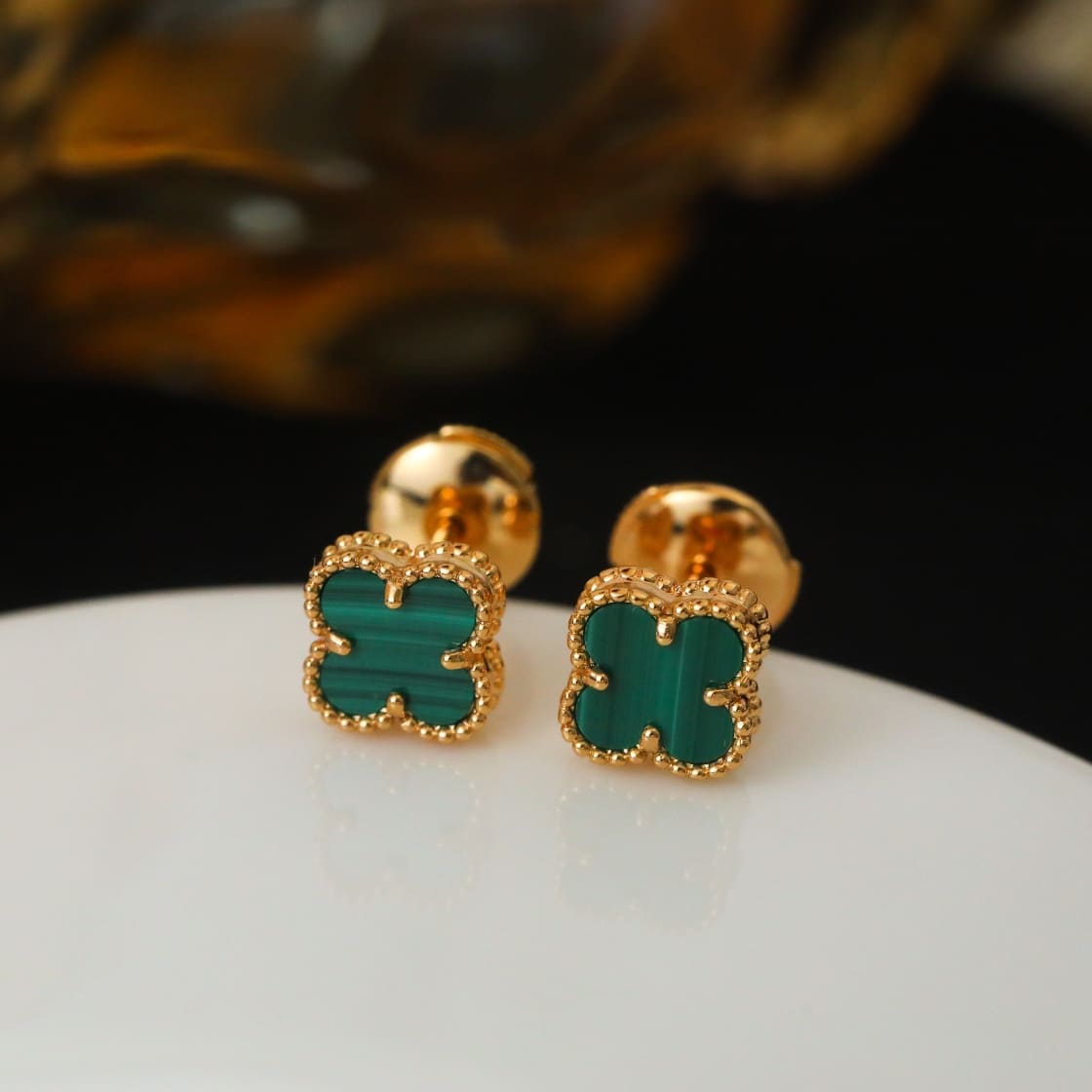Bông tai Van Cleef & Arpels đá lông công Malachite vàng vàng 18K  (Liên hệ để biết giá)